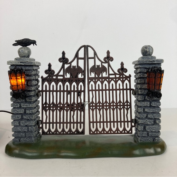 Dept 56 Halloween SPOOKY WROUGHT IRON GATE #4047599 Village Lighted Fence - Picture 5 of 10
